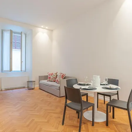 Del Vescovo - By Myhomeincomo アパート *