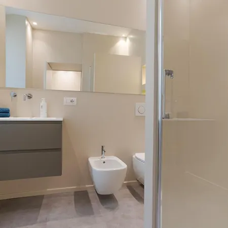 Del Vescovo - By Myhomeincomo * קומו